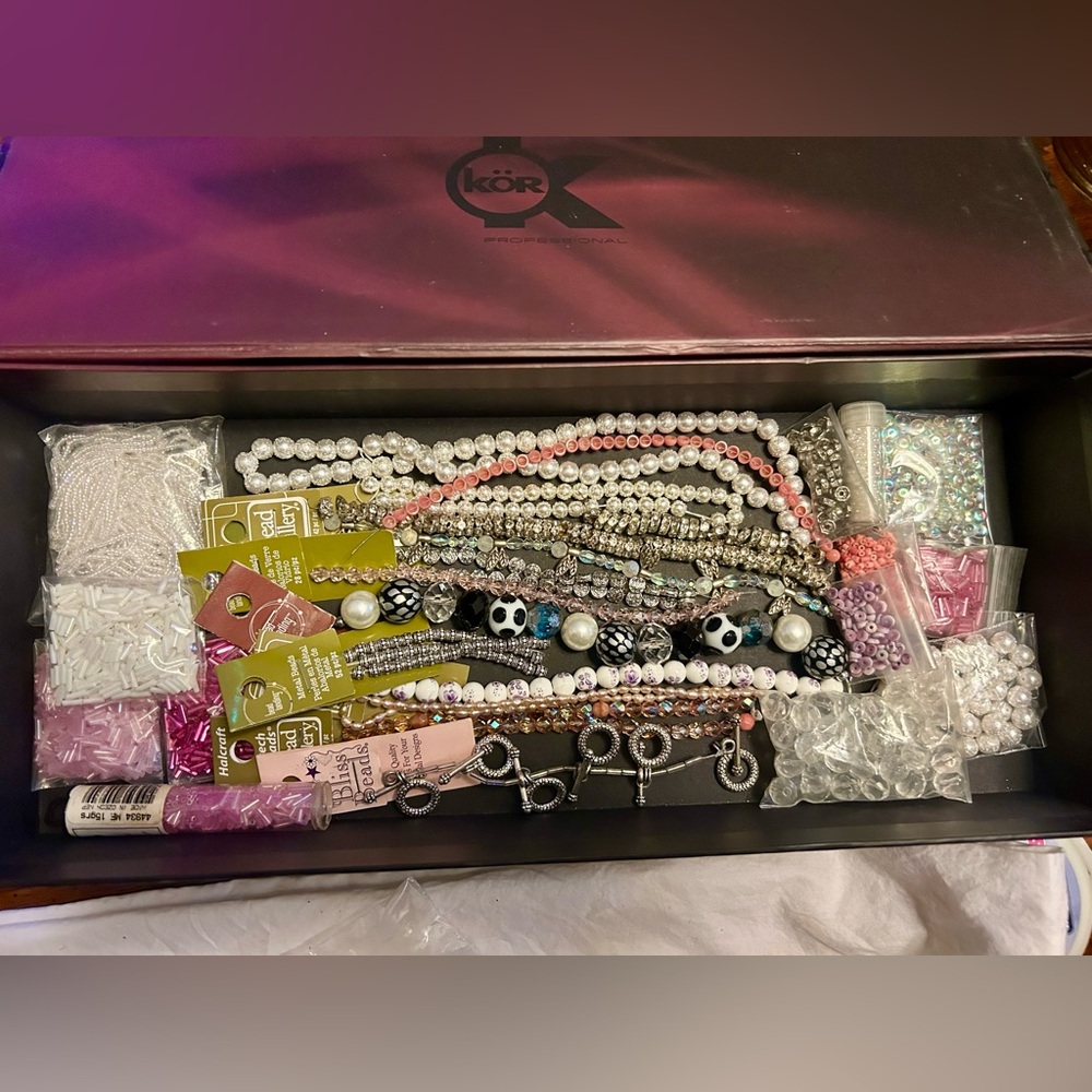 Jewelry Makers & Beaders Look At This Beautiful Lot Pink, White, & Crystal Beads